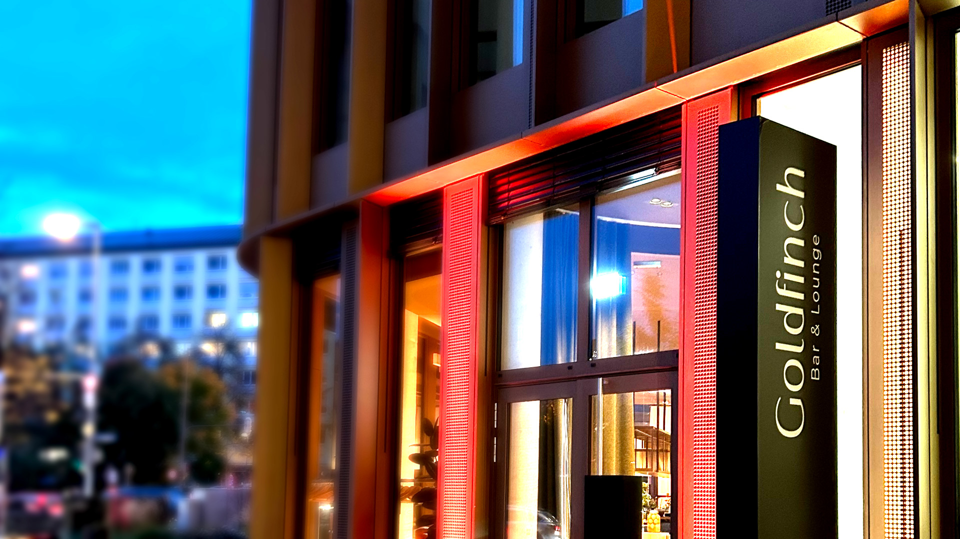 DER bogen Buerogebauede Goldfinch Bar Eingang