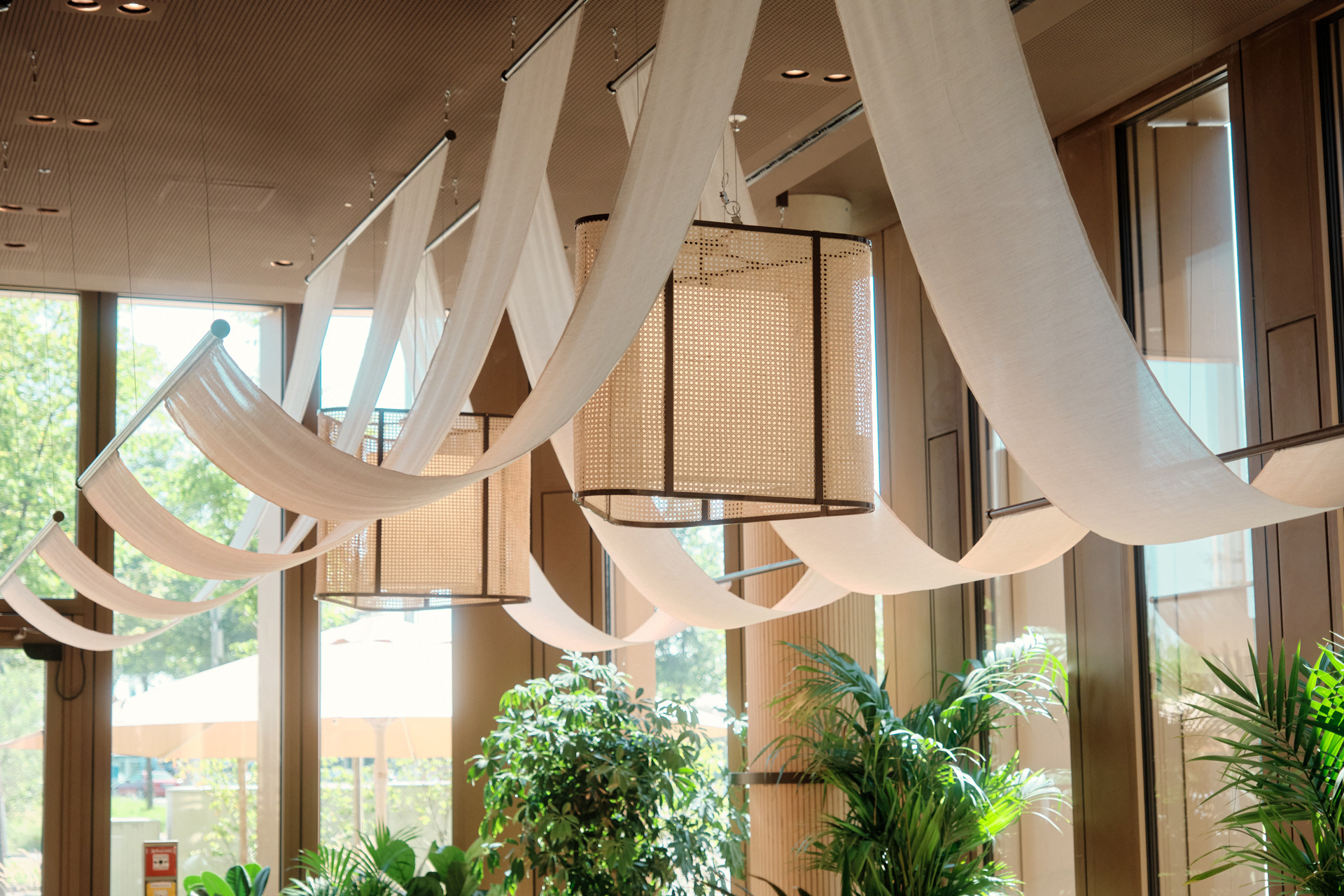 DER bogen Buerogebauede. Deckenkonstruktion von der Goldfinchbar.