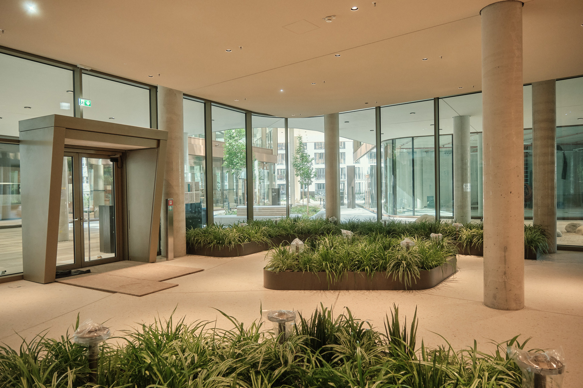 DER bogen Bürogebäude Ansicht vom begrünten Foyer